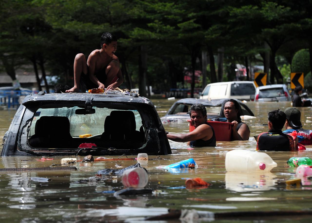 Some flood victims remain stranded at Taman Sri Muda in Shah Alam. Photo: Bernama
