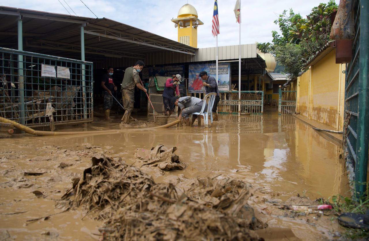 Penduduk Kampung Sungai Serai mula membersihkan Masjid Al-Ehsan Kampung Sungai Serai selepas banjir mulai surut. Gambar: Bernama