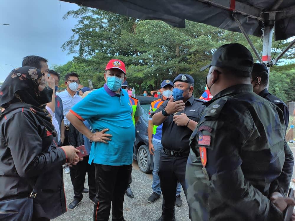 Menteri Wilayah Persekutuan ketika turun ke Taman Sri Muda, Shah Alam, Selangor semalam. Gambar: Facebook