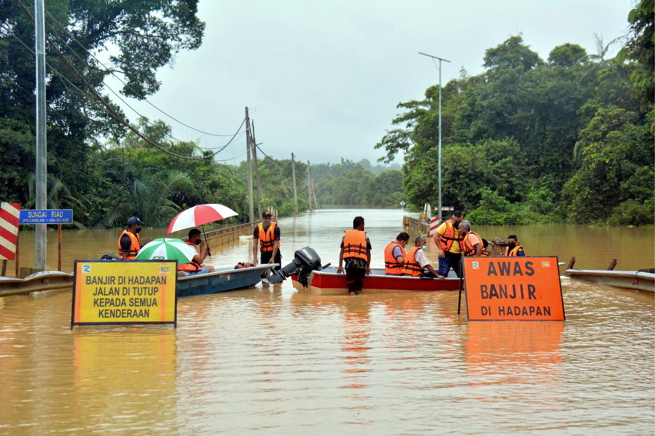 Nine districts in Pahang continue to struggle with floods: Bentong, Raub, Lipis, Jerantut, Temerloh, Bera, Maran, Kuantan and Pekan. Photo: Bernama