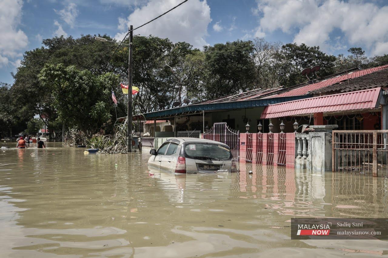Selangor menjadi negeri yang paling terus terjejas akibat banjir kilat selepas hujan lebat hujung minggu lalu.
