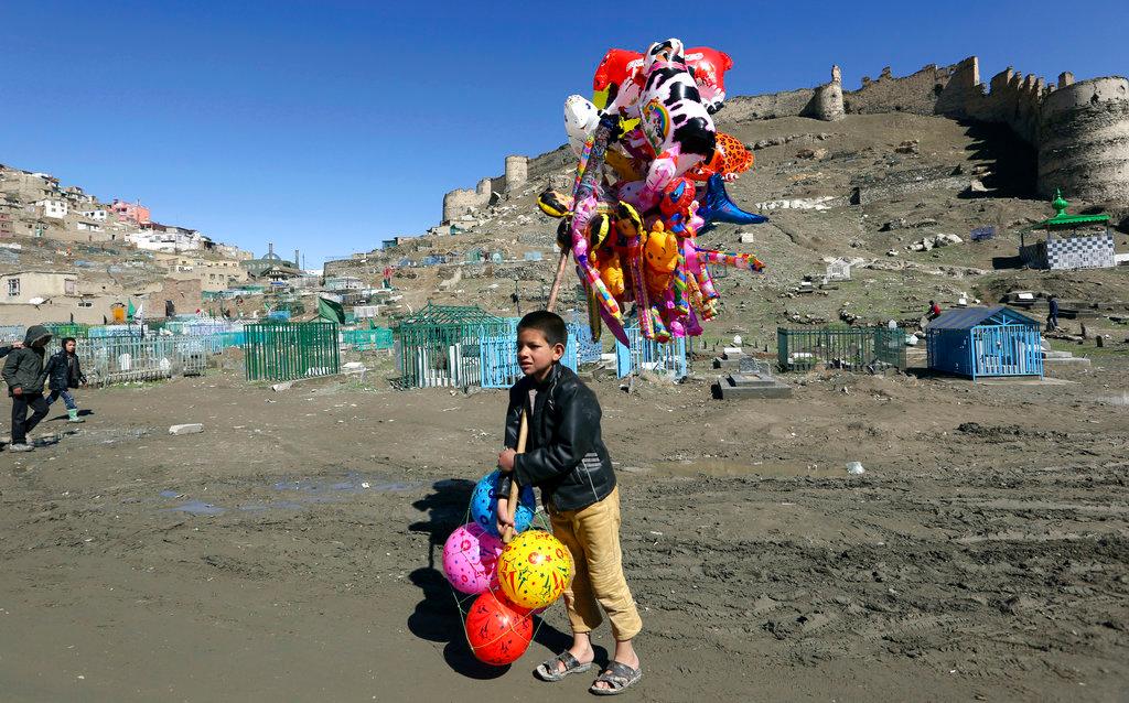 A young boy sells balloons in Kabul, Afghanistan, March 23, 2017. Photo: AP