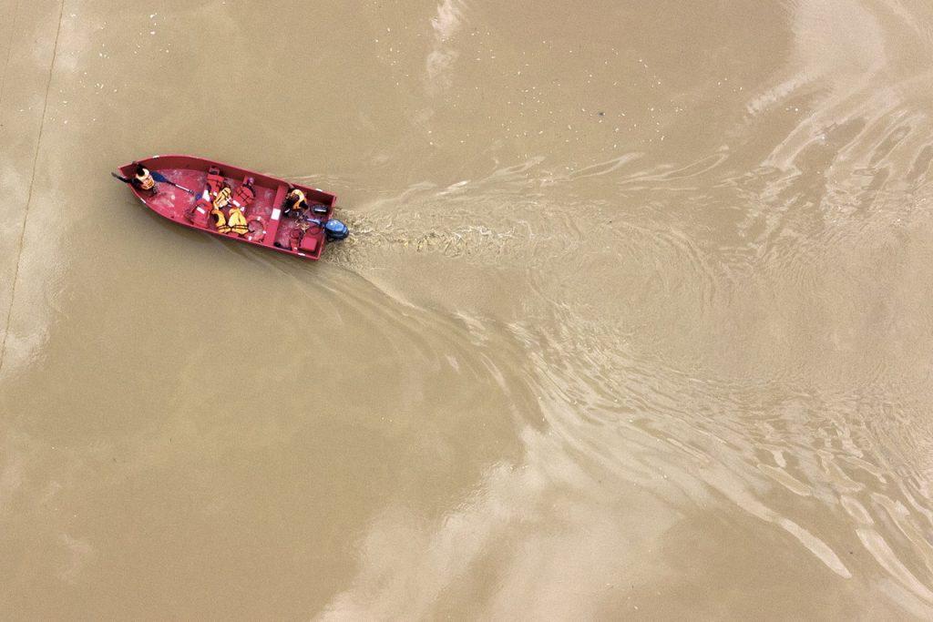 Pegawai tentera dan bomba Negeri Sembilan memantau situasi sebelum menghantar bantuan makanan kepada penduduk yang terkandas akibat banjir di Kampung Bemban, Jelebu. Gambar: Bernama