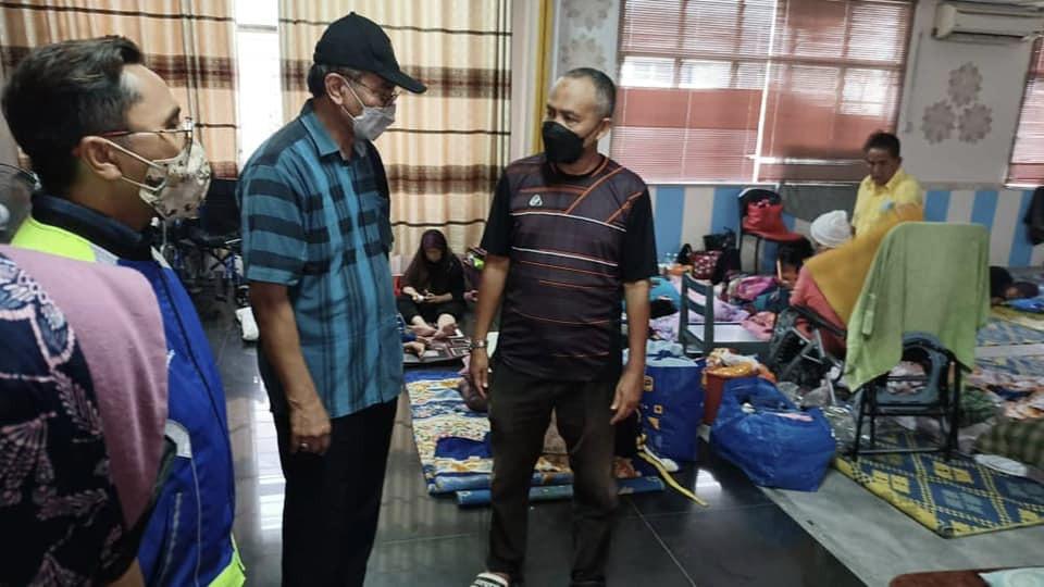 Ahli Parlimen Kuala Selangor Dr Dzulkefly Ahmad ketika melawat mangsa banjir di PPS kawasannya.