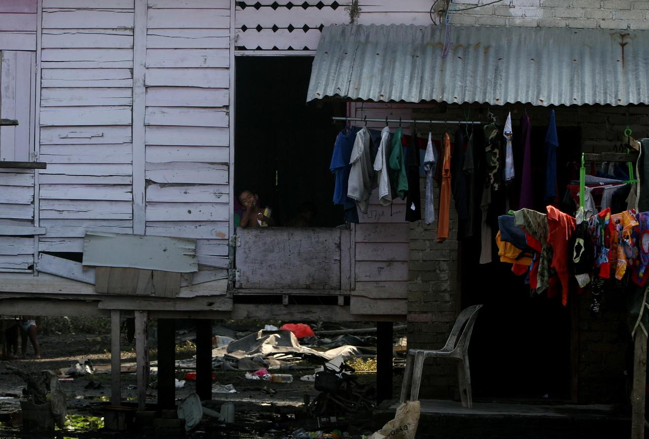 Flood victims hang clothes out to dry after returning home in Kampung Batu 7 Setengah Changkat Jong in Teluk Intan. Photo: Bernama