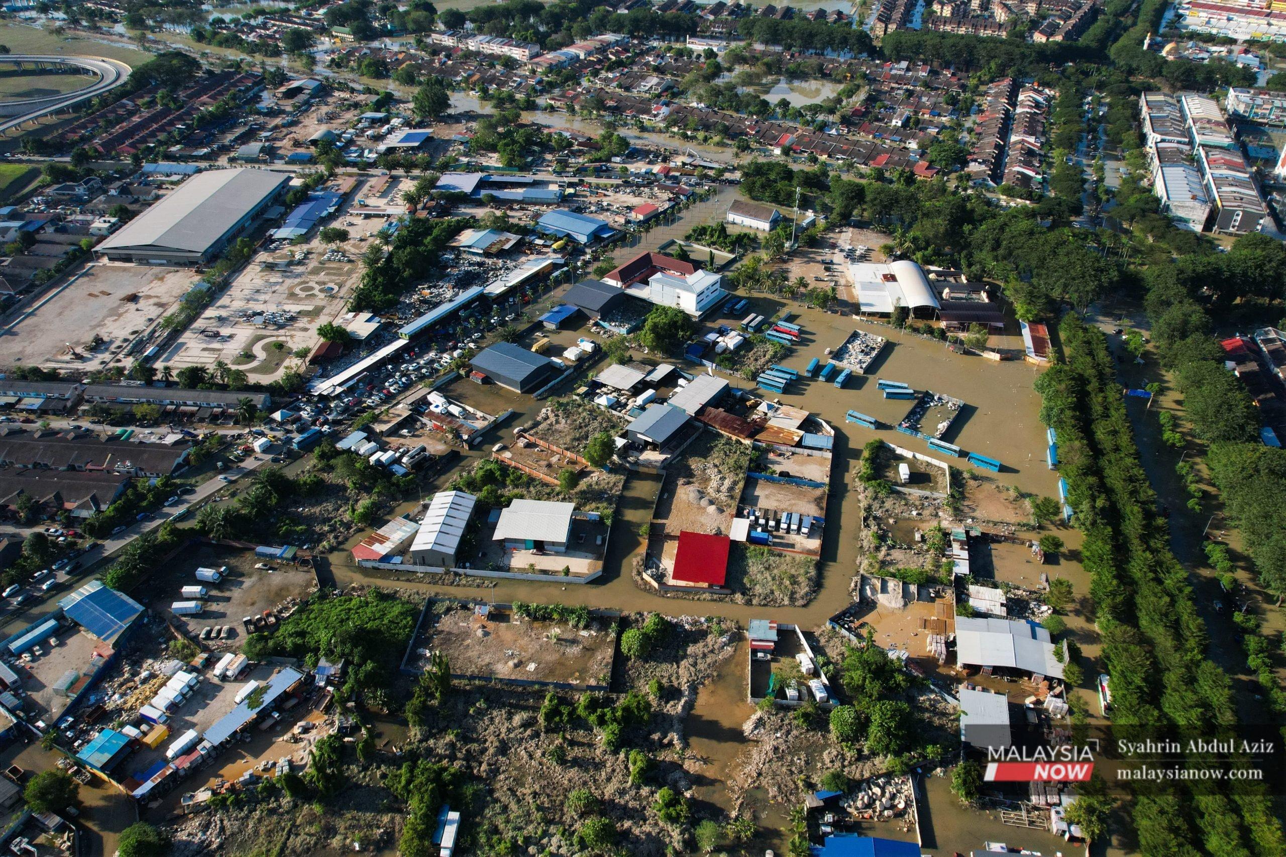 Pemandangan dari udara banjir yang melanda Taman Sri Muda, Shah Alam. Selangor terjejas teruk akibat banjir selepas hujan berterusan pada 18 Disember lalu.