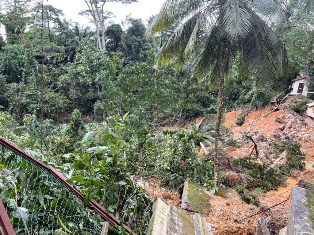 Kejadian tanah runtuh berhampiran Kondominium Seri Duta 1 pada 18 Disember lalu. Gambar: Facebook Balai Bomba Sentul