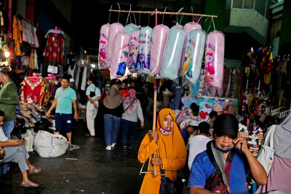 A woman sells cotton candy in the Tanah Abang Market, Southeast Asia's biggest textile bazaar, in Jakarta, Indonesia, Oct 6. Photo: AP