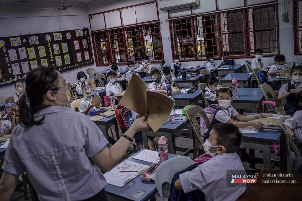 The Kuala Lumpur High Court says there are currently more than 1,800 vernacular schools throughout the country, with about half a million students of different racial composition.