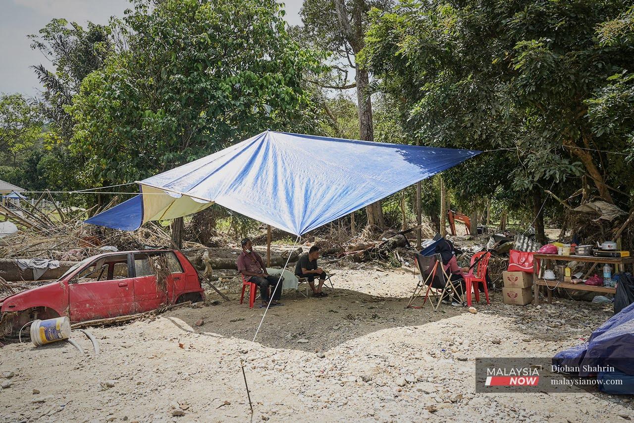 Beberapa mangsa banjir menjalani kehidupan mereka dengan berkhemah pada tapak rumah yang telah musnah akibat dilanda banjir dan bah di Jalan Sungai Lui, Hulu Langat.
