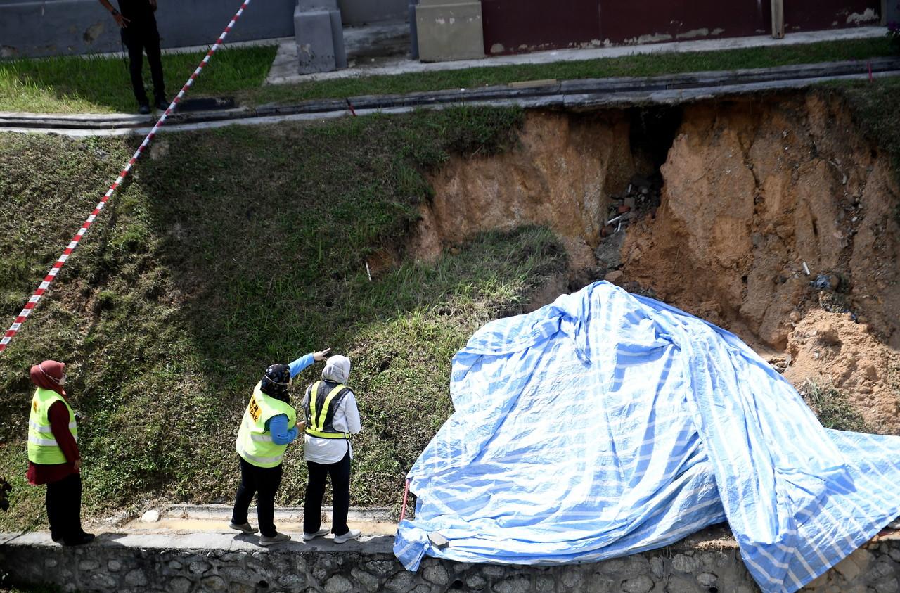 The landslide which occurred near one of the dorms at the International Islamic University Malaysia in Gombak on Dec 27. Photo: Bernama