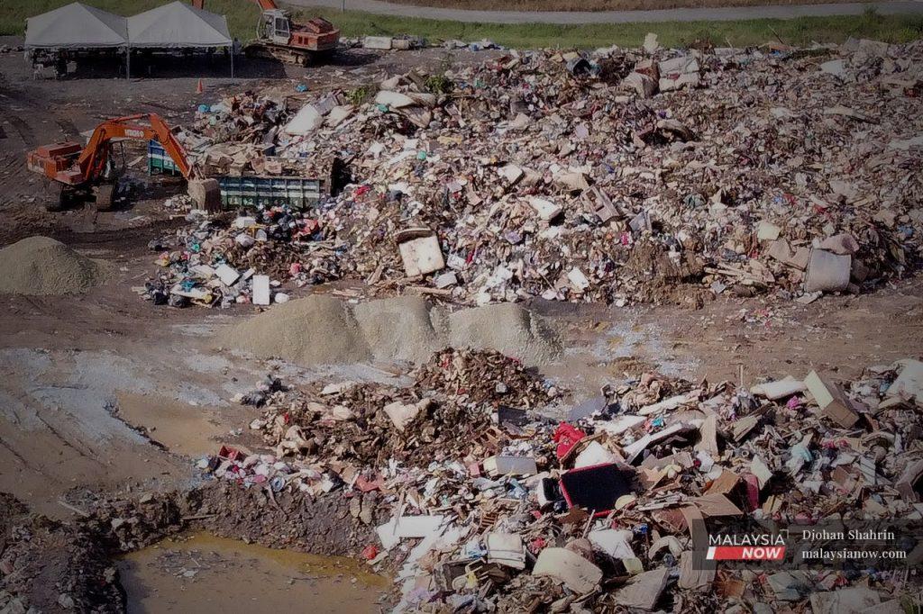Jentera berat digunakan untuk kerja-kerja pembersihan pasca banjir di Hulu Langat, Selangor.