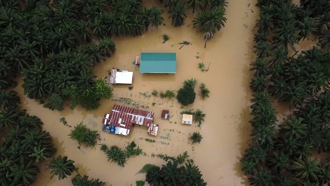 Beberapa rumah penduduk dinaiki air ketika tinjauan di Kampung Sungai Manjang di Sandakan, Sabah pada 2 Januari, 2022. Gambar: Bernama