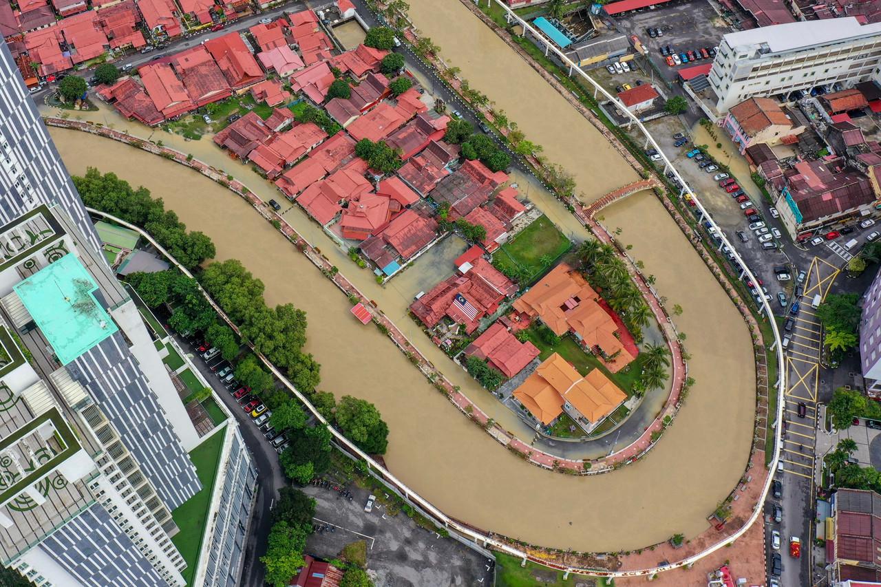 An aerial view of the situation in Kampung Morten, Melaka, one of the areas to be hit by the latest wave of floods. Photo: Bernama