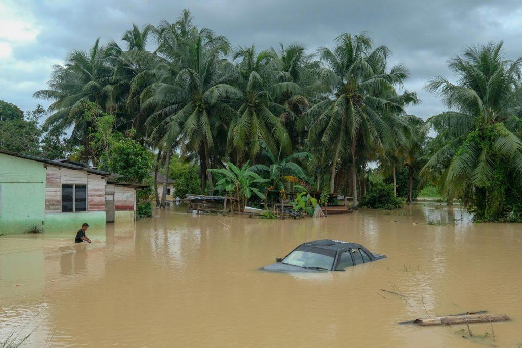 Seorang remaja meredah air banjir di Alor Gajah, Melaka. Sungai di beberapa negeri berada di paras bahaya dan orang dinasihatkan untuk sentiasa berwaspada. Gambar: Bernama