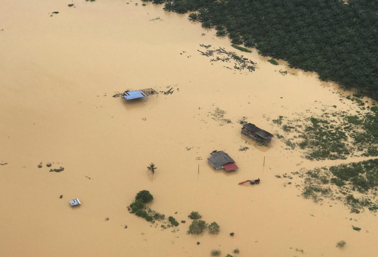 Houses and roads in Buluh Kasap, Segamat, lie submerged in floodwaters. Photo: Bernama