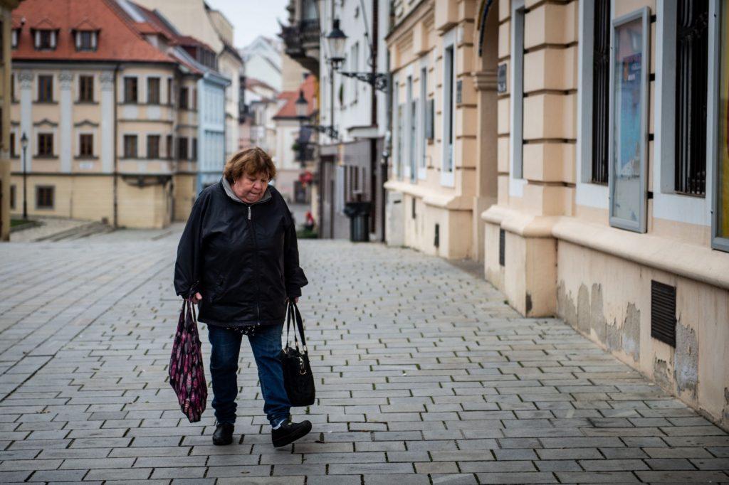 Seorang wanita membawa beg di sebuah pekan Bratislava pada 25 November. Gambar: AFP