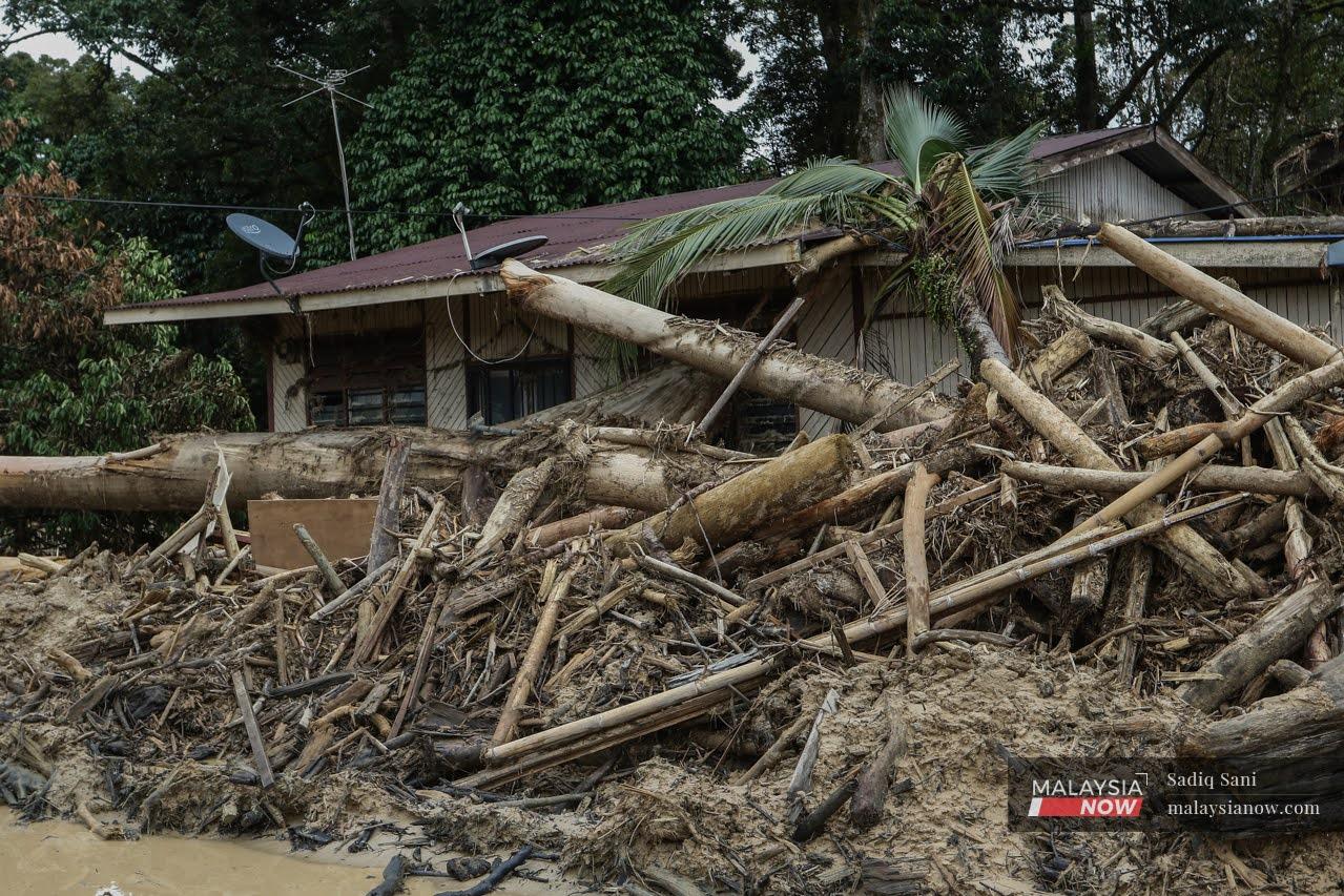 Sebuah rumah yang terjejas banjir di kawasan Sungai Telemong, Pahang.