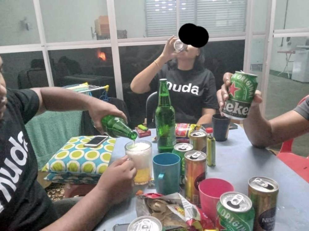 Salah satu gambar tular beberapa individu memakai baju berlogo Muda sedang minum bir berama-ramai. Gambar: Twitter