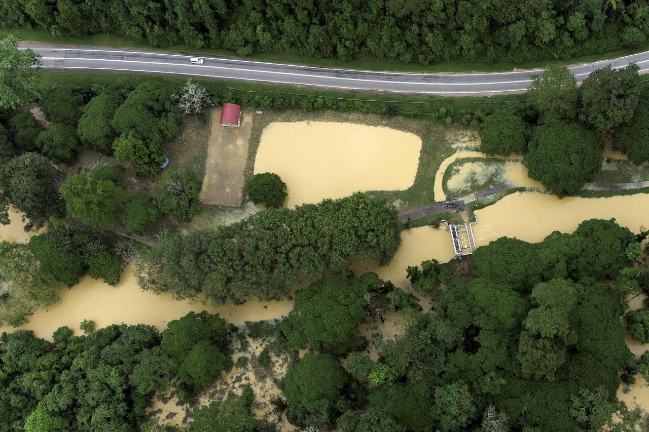 An aerial view of the floods near the Sungai Dua dam close to the main road at Jalan Tampin-Gemas. Photo: Bernama