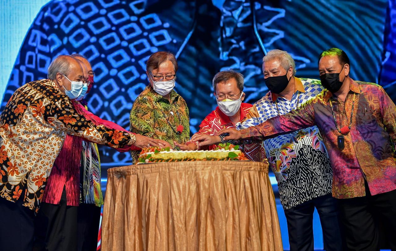 Sarawak Chief Minister Abang Johari Openg (centre) with Gabungan Parti Sarawak leaders at an event in Kuching last night. Photo: Bernama