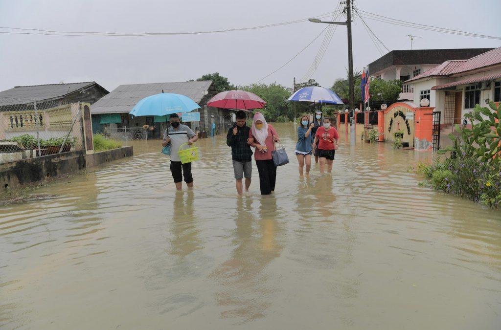 Penduduk di Segamat berpindah ke kawasan selamat ketika rumah mereka digenangi air banjir. Gambar: Bernama