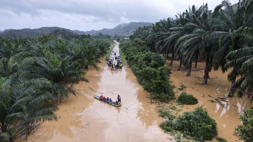 Air limpahan Sungai Kelantan menyekat laluan jalan antara Kuala Nal , Lepan Pauh dan Bukit Sireh. Kerajaan Kelantan berkata banjir bukan janya berpunca akibat pembalakan. Gambar: Bernama