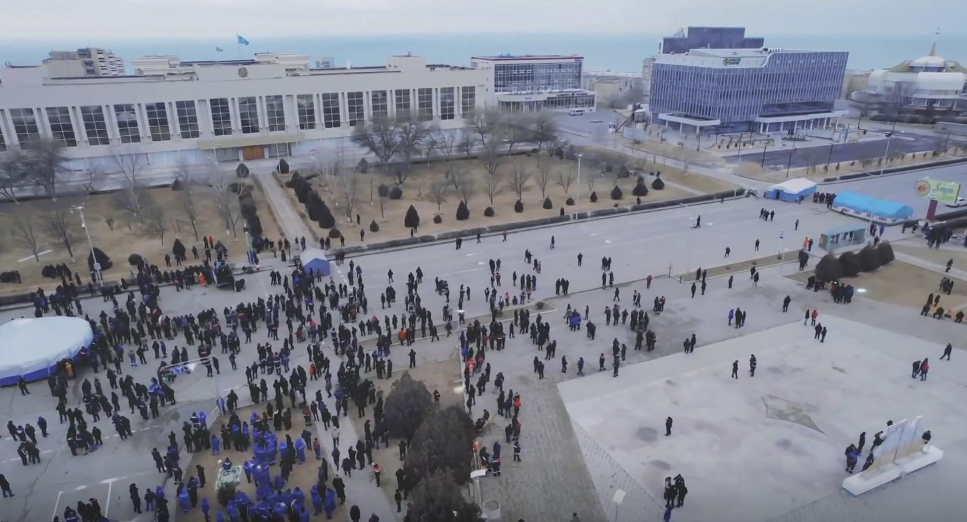 This video grab taken from drone images courtesy by Azamat Sarsenbayev shows protesters gathering in a square outside an administration office in Aktau, the capital of the resource-rich Mangistau region in Kazakhstan on Jan 6. Photo: AFP