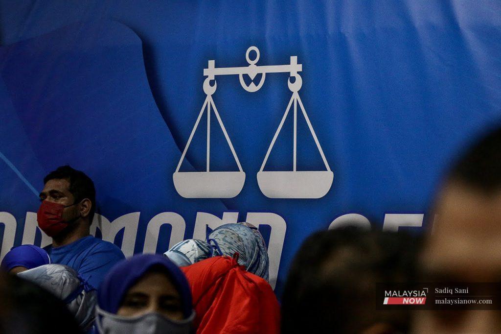 Johor Barisan Nasional says it is confident of winning a two-thirds majority if it contests the state election alone.