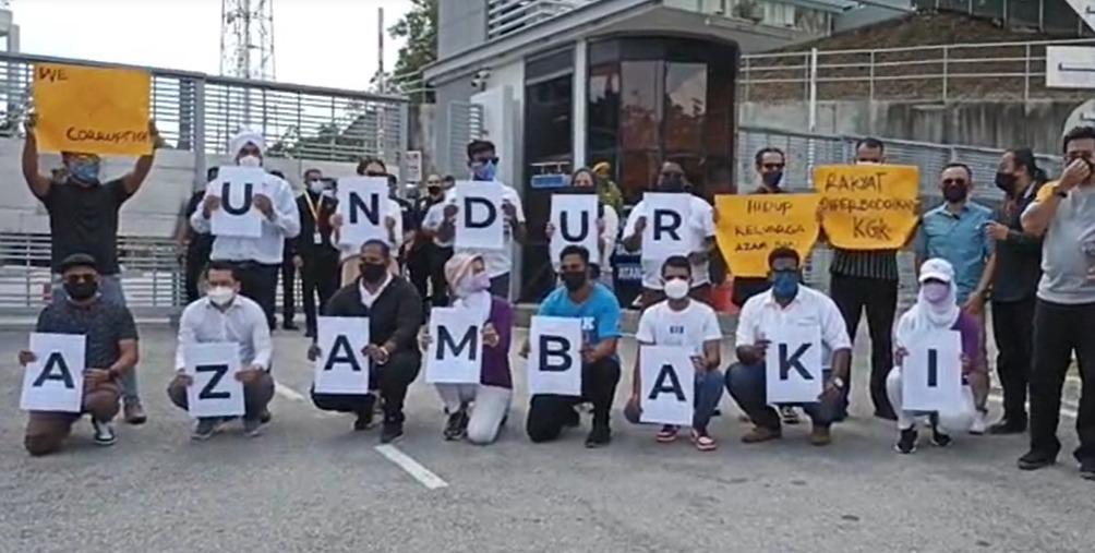 Anggota PKR berhimpun di luar ibu pejabat SPRM, Putrajaya semalam bagi menggesa Azam Baki meletakkan jawatan sebagai ketua pesuruhjaya. Gambar: Facebook