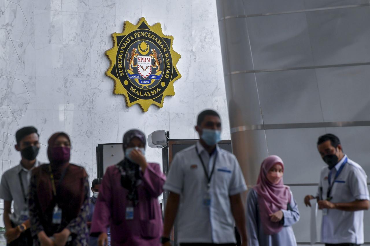 Para petugas Suruhanjaya Pencegahan Rasuah Malaysia (SPRM) melalui pekarangan lobi SPRM di ibu pejabatnya di Putrajaya. Gambar: Bernama