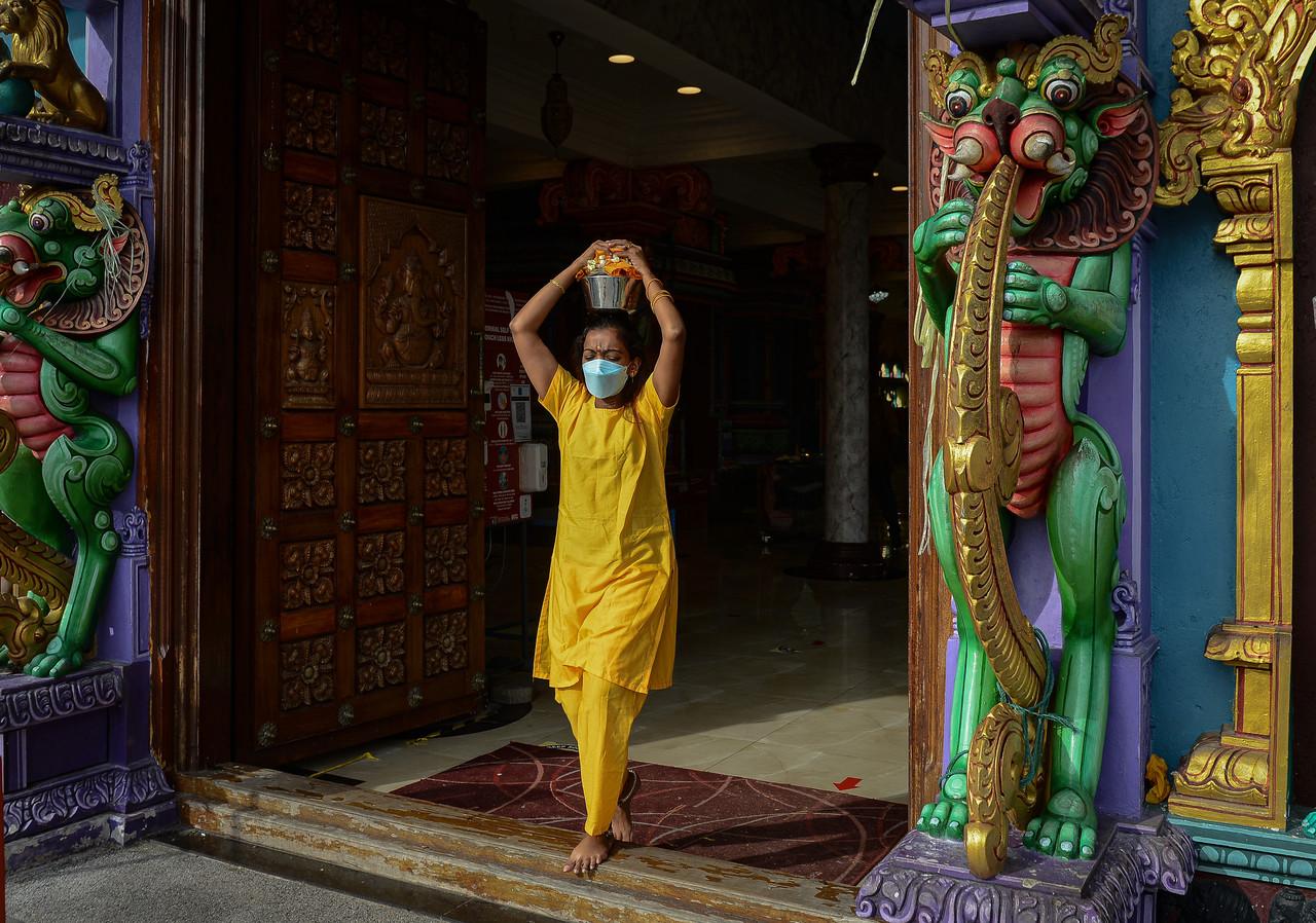 A woman performs a ceremony at Batu Caves ahead of Thaipusam to avoid the crowds on Jan 18. Photo: Bernama