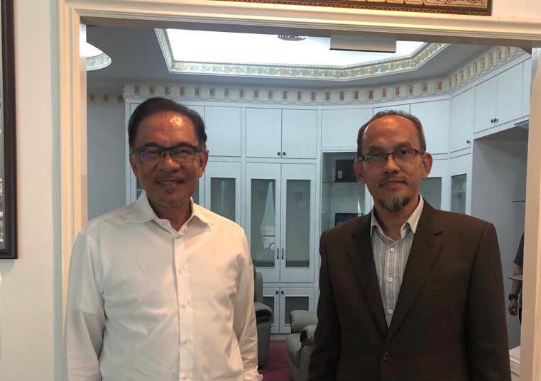 Former Johor Umno exco Jais Sarday (right) with PKR chief Anwar Ibrahim in this picture that has been making the rounds.