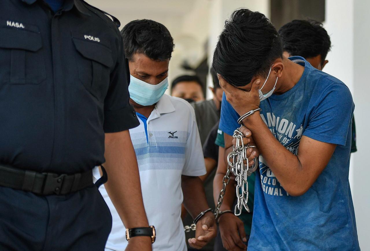 Seorang remaja yang videonya tular di media sosial kerana dimandikan seperti 'jenazah' akibat cuba mencuri tabung masjid sebelum ini diberikan hukuman penjara 10 hari dan didenda RM4,000 oleh Mahkamah Majistret Selayang. Gambar: Bernama