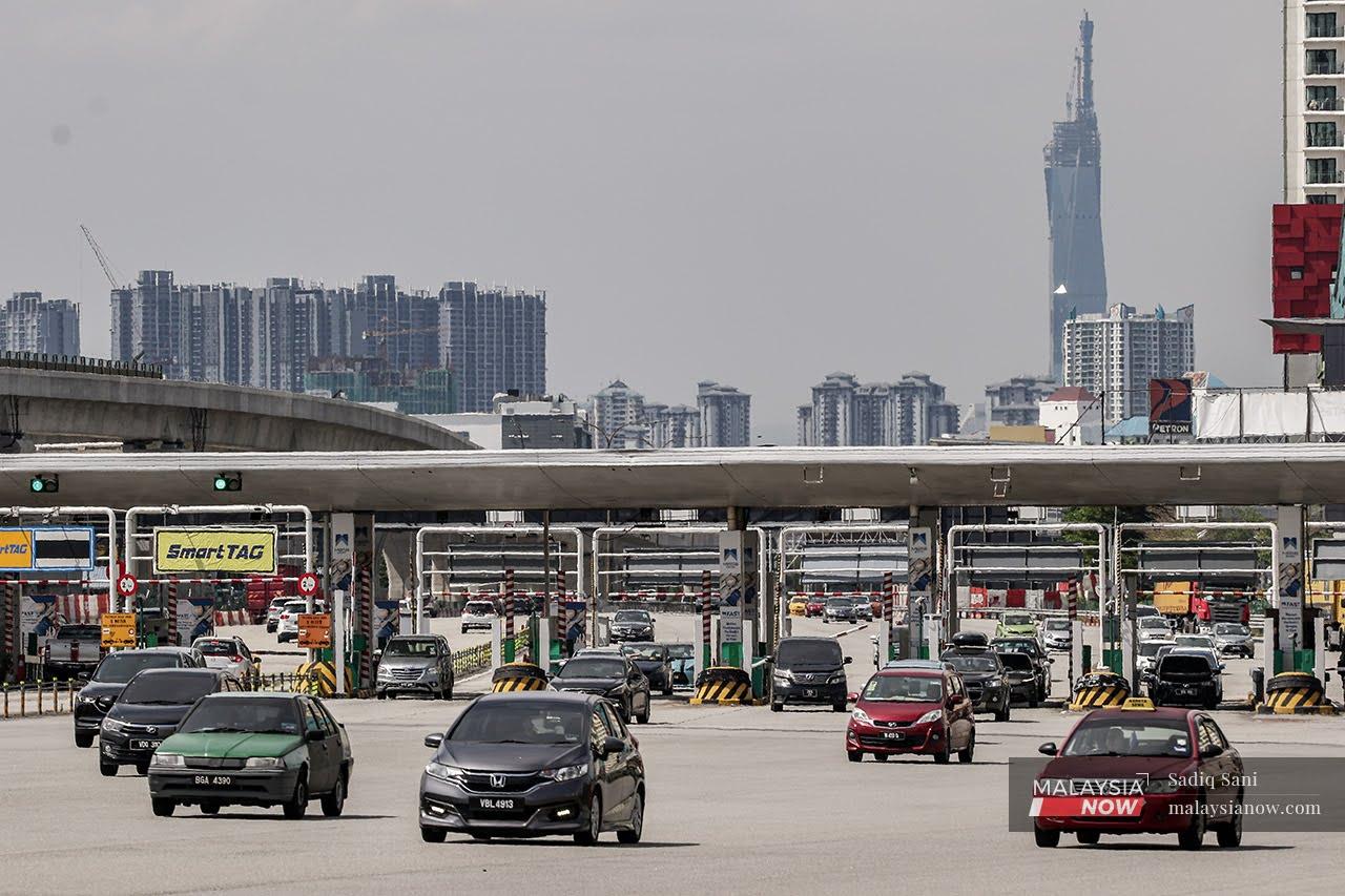 Prime Minister Ismail Sabri Yaakob says highway concessionaires should retain the lanes for TNG and SmartTag users, as the push for RFID use begins.