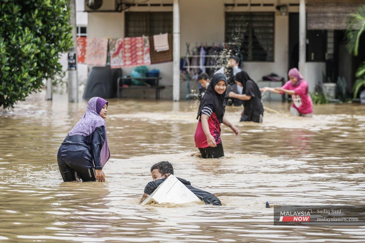 Keadaan banjir di Kampung Sungai Balak, Hulu Langat bulan lalu.