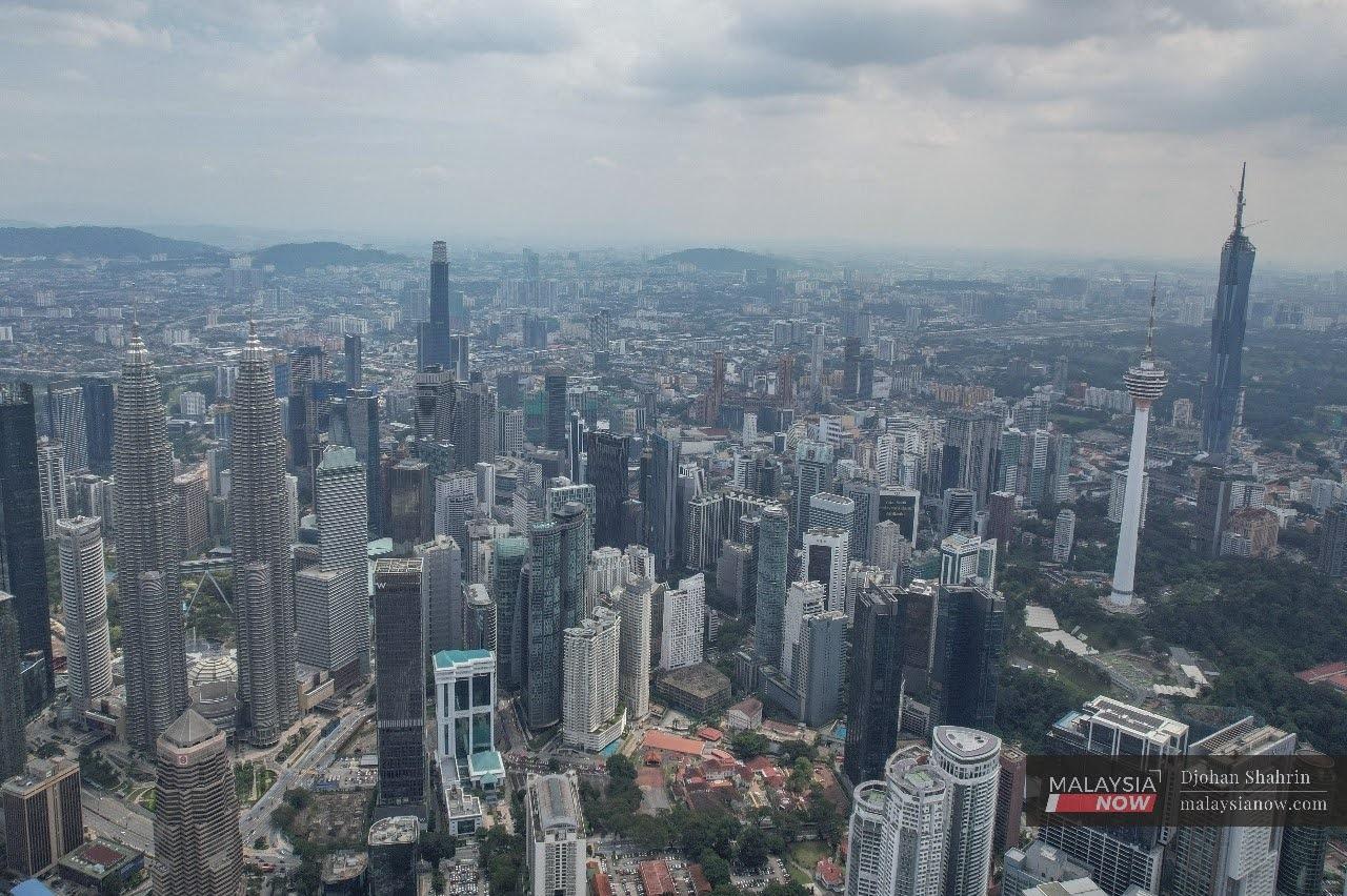 Pemandangan bangunan pencakar langit di ibu negara Kuala Lumpur.
