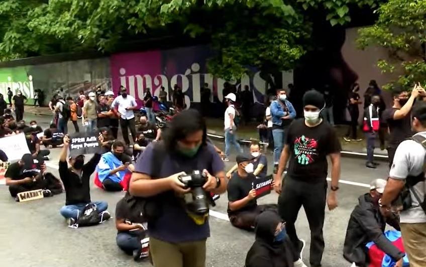 Saksi himpunan berkata petugas media dan pegawai keselamatan lebih ramai daripada peserta himpunan 'Tangkap Azam Baki' di Bangsar.