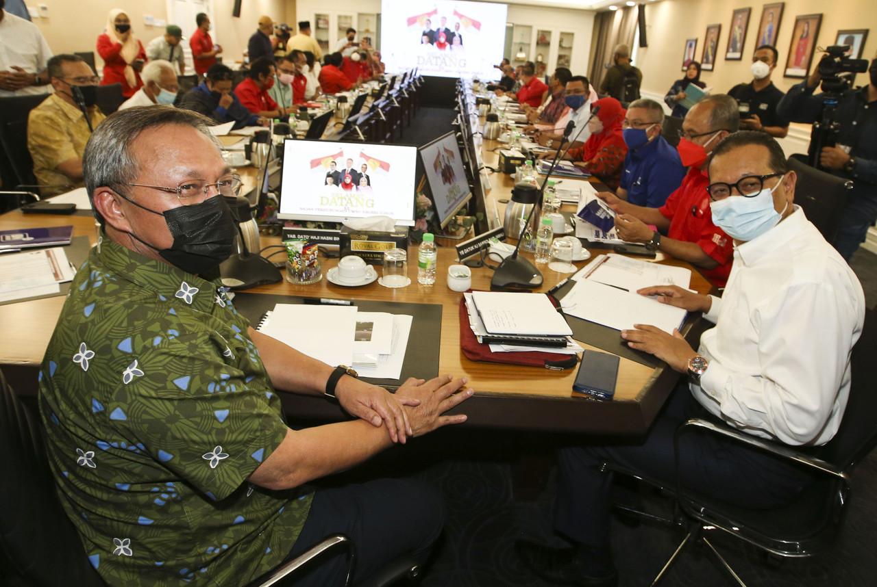 Johor Menteri Besar Hasni Mohammad (left) chairs a meeting of the state Umno liaison body today. Photo: Bernama