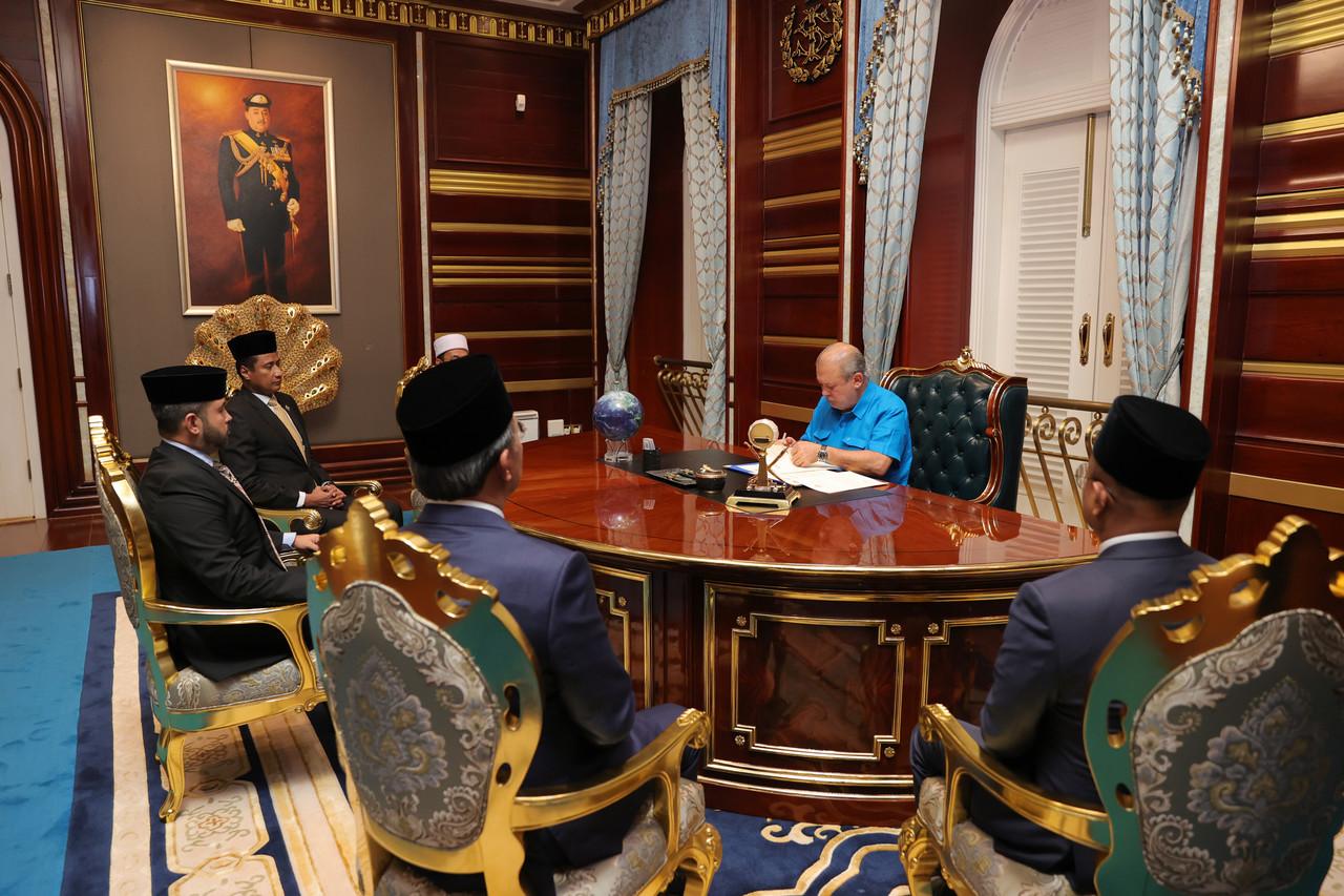 Johor ruler Sultan Ibrahim Sultan Iskandar receives Johor Menteri Besar Hasni Mohammad in an audience on the dissolution of the state assembly at Istana Bukit Serene on Jan 22. Photo: Bernama