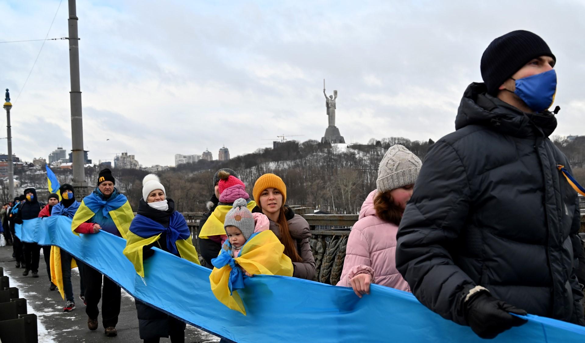 People form a symbolic human chain on a bridge across the Dnieper river in Kyiv, to mark the Day of Unity of Ukraine, on Jan 22. Photo: AFP