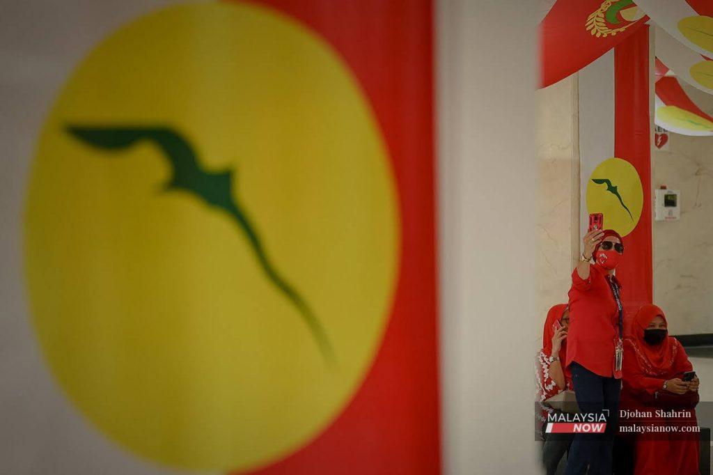 Bendera Umno di Pusat Dagangan Dunia Putra sewaktu Perhimpunan Agung Umno 2020.