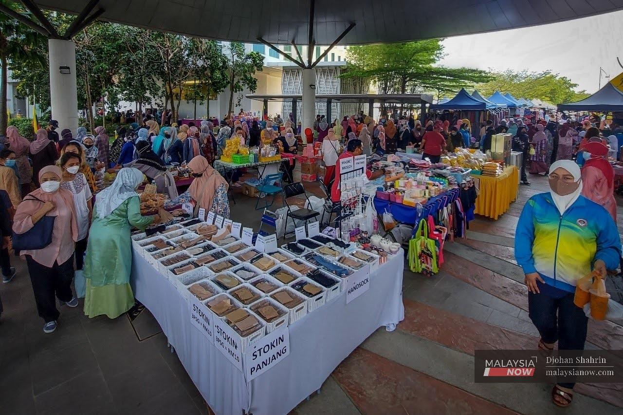Kakitangan kerajaan mengambil kesempatan waktu rehat tengah hari untuk membeli-belah di gerai jualan berhampiran klompleks kerajaan di Putrajaya.