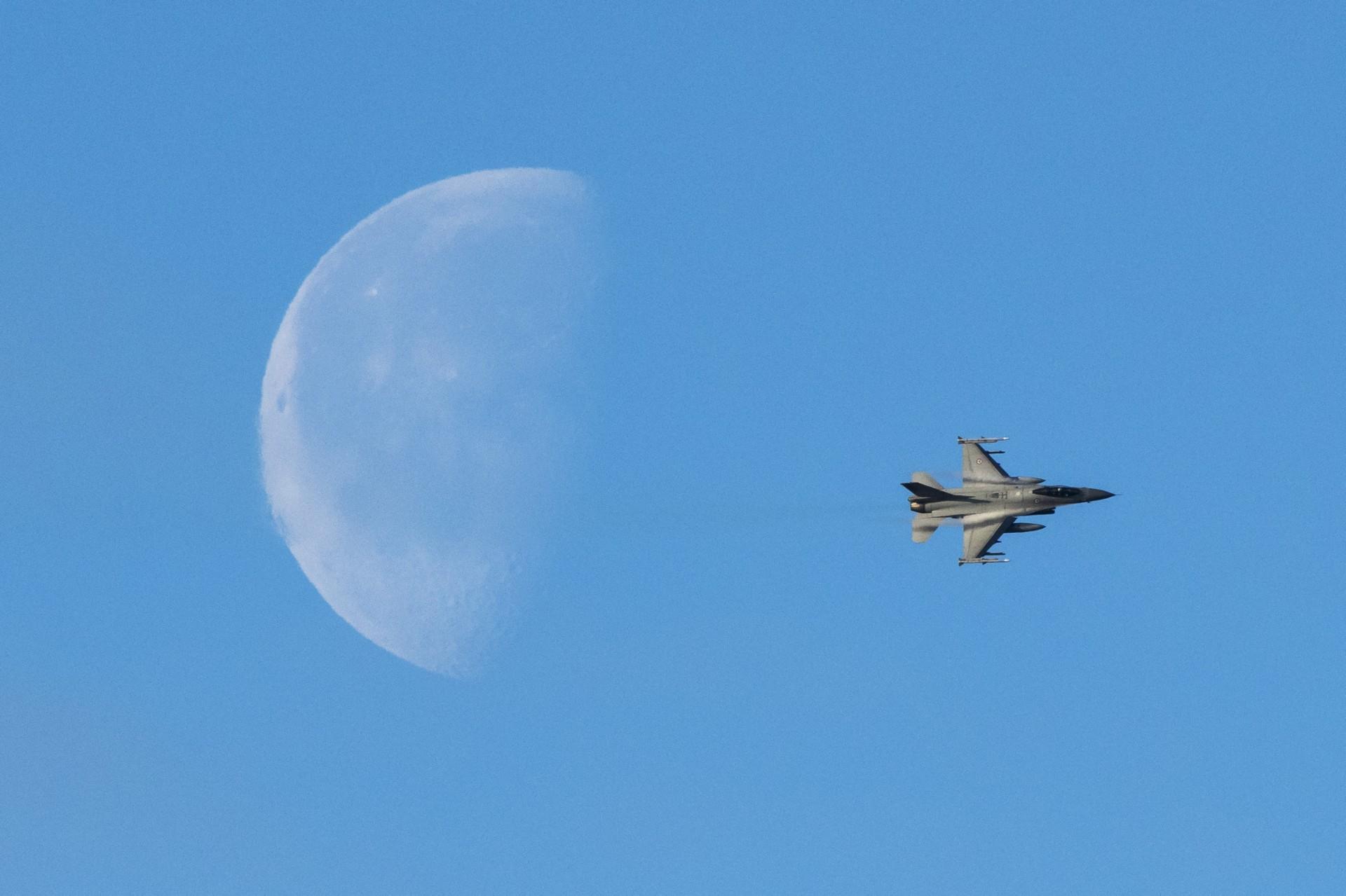 The moon is pictured as a Norwegian F-16 flys during a Joint demonstration of the Nato Trident Juncture 2018 exercise, in Byneset near Trondheim, Norway, Oct 30, 2018. Photo: AFP