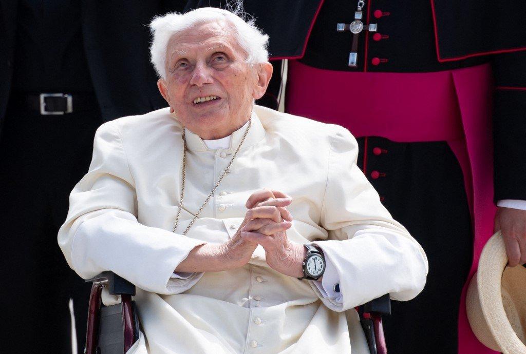 This file photo taken on June 22, 2020 shows former pope Benedict XVI posing for a picture at the airport in Munich, southern Germany, before his departure. Photo: AFP