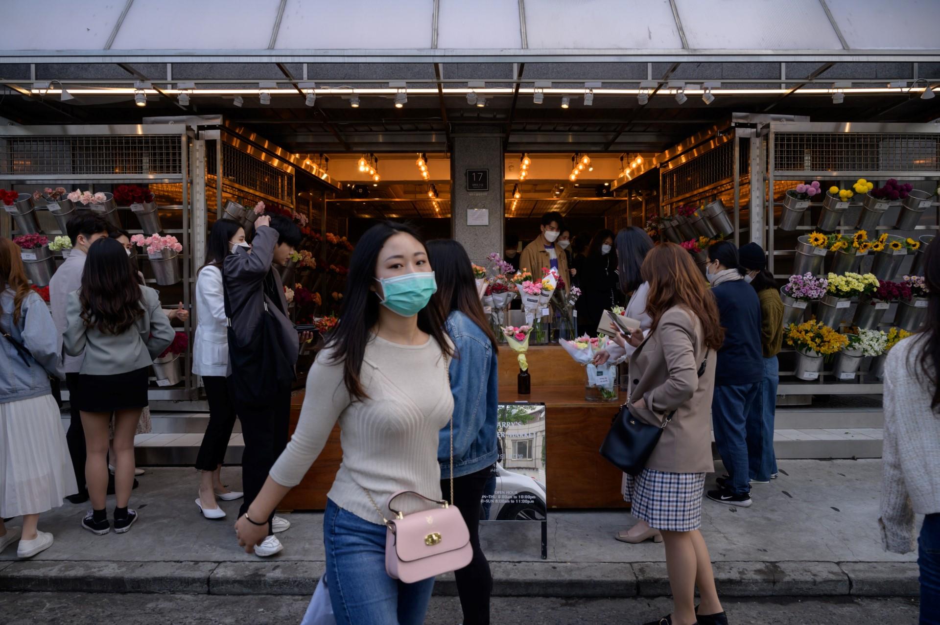 Orang ramai memakai pelitup muka ketika berjalan di pusat bandar Yeonnam, Seoul. Gambar: AFP