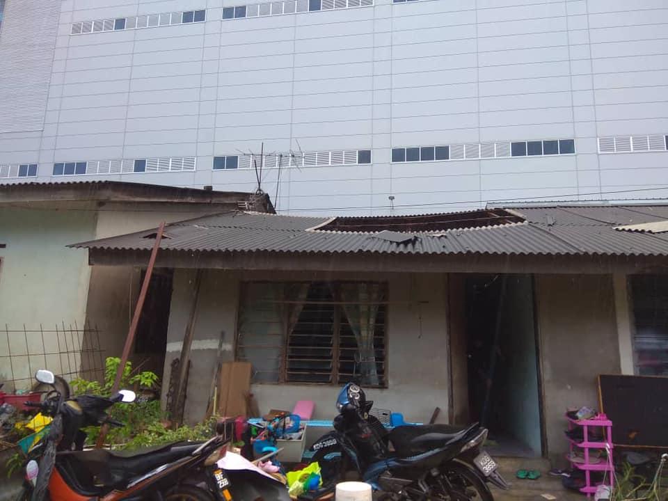 Bumbung sebuah rumah di Kampung Kebun Bunga, Shah Alam tercabut akibat ribut semalam. Gambar: Facebook