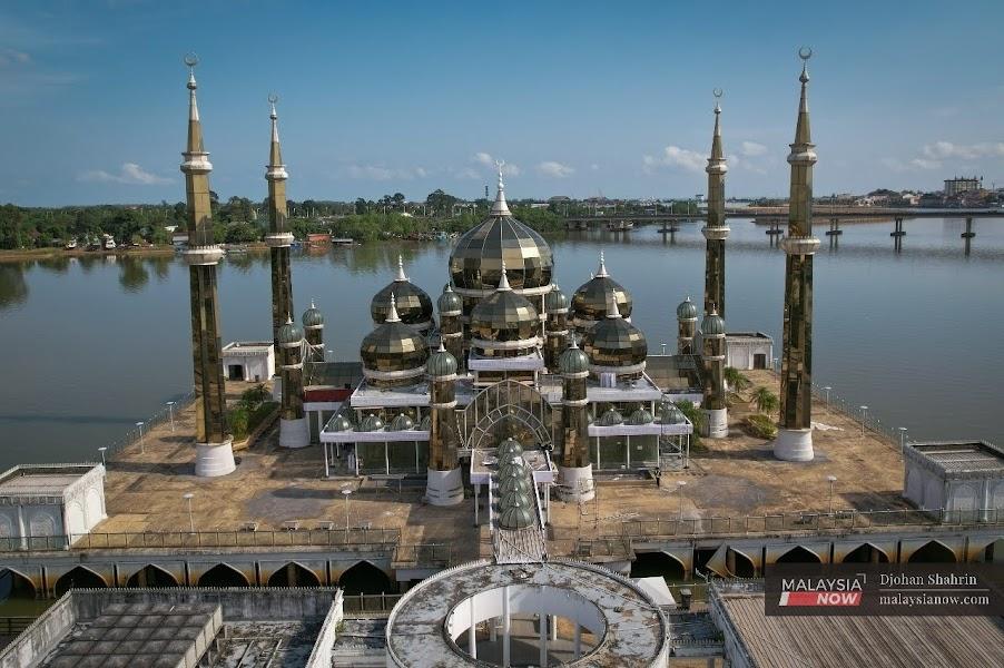 Masjid Kristal yang menjadi ikon kepada negeri Terengganu kini tidak dapat digunakan buat sementara waktu kerana dalam proses baik pulih di Taman Tamadun Islam, Pulau Wan Man.