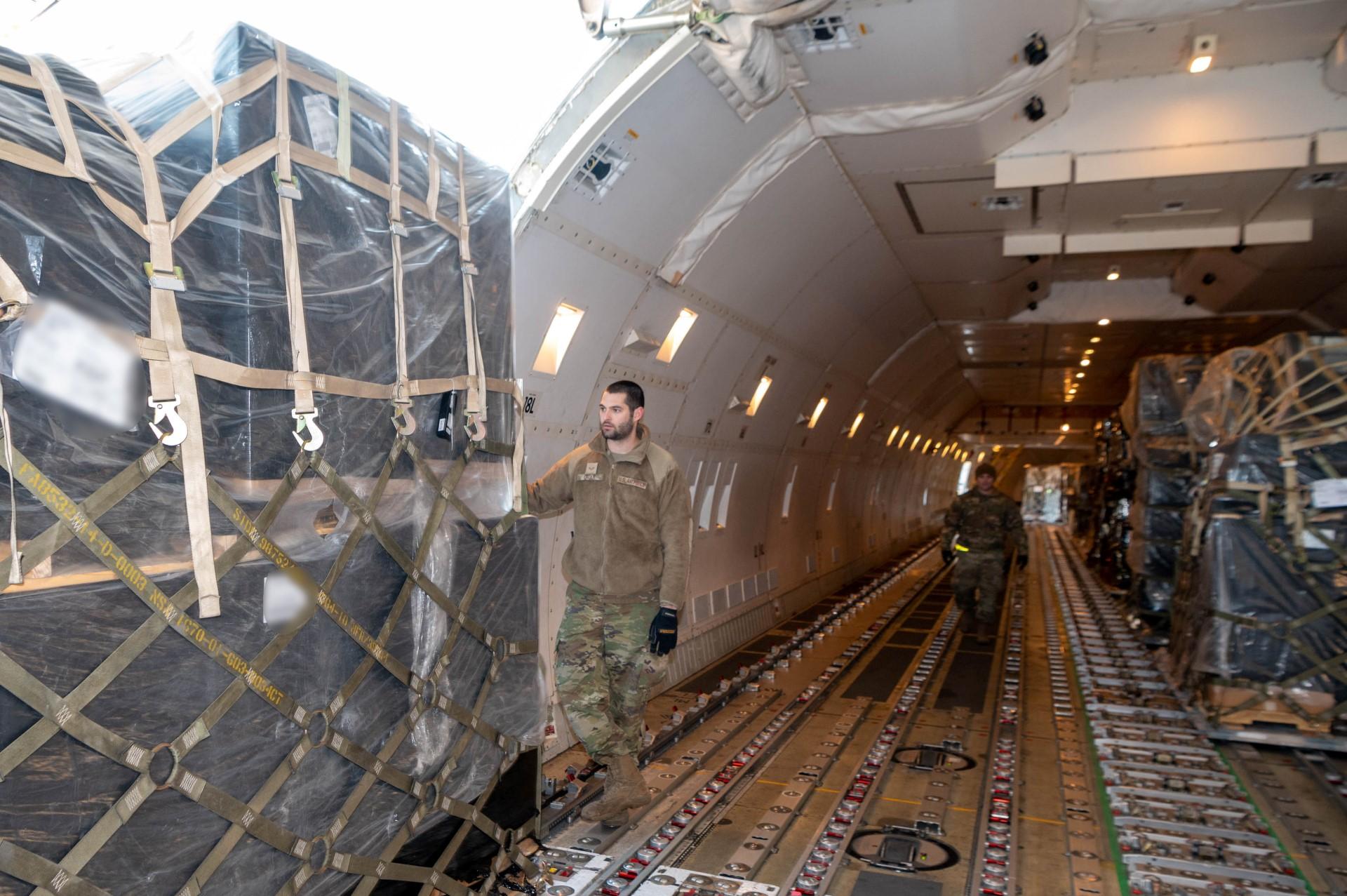 In this handout photo provided by the US Air Force on Jan 28, airmen and civilians from the 436th Aerial Port Squadron load ammunition, weapons and other equipment bound for Ukraine during a foreign military sales mission at Dover Air Force Base, Delaware. Photo: AFP