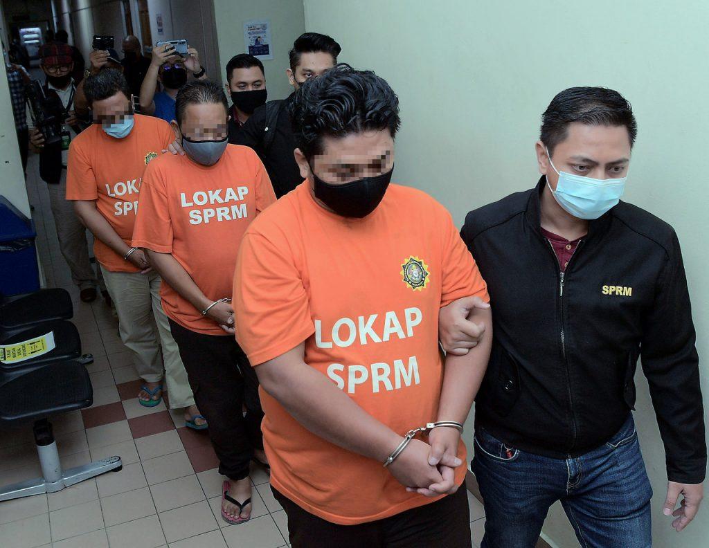 Pegawai SPRM membuat tangkapan pesalah dalam kes besar melibatkan skandal kartel daging di Malaysia tahun lalu. Gambar: Bernama